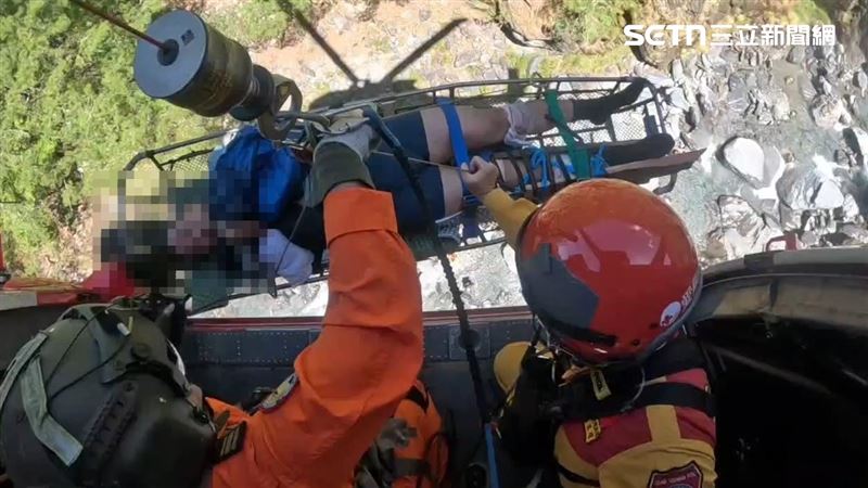 一行4人登山團攀爬中央尖山時,1名50歲團員在中央尖溪山屋附近墜谷骨折,空勤總隊直升機到場救援。(圖/翻攝畫面)