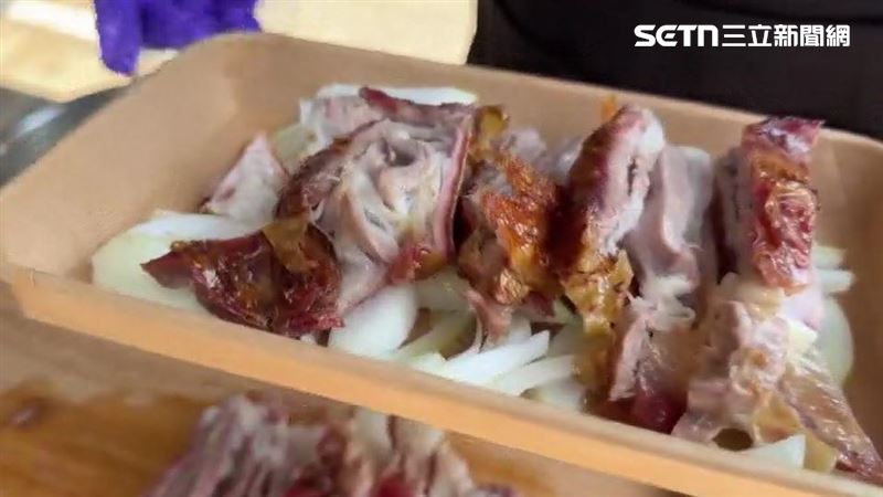 彰化溪湖糖廠舉辦了羊肉節活動,現場有總計4000份的羊肉米糕、羊肉湯等等的料理免費發放,還有邀請業者「烤全羊」
