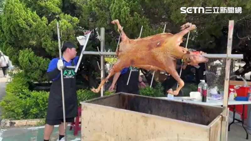 火爐上架著一隻羊,現烤現切現吃的烤羊肉香味撲鼻