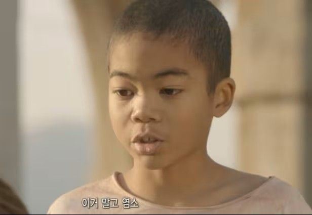 喬爾鎮・納馬迪在《太陽的後裔》中飾演於烏魯克生活的「山羊男孩」。（圖／翻攝自KBS）
