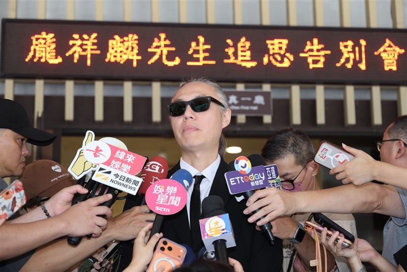 龐祥麟兒子龐雲徽，在儀式結束後步出靈堂接受訪問。（圖／記者鄭孟晃攝影）