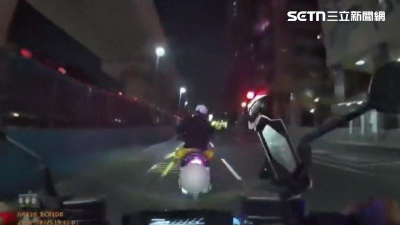 新北市街頭發生一起警匪追逐,一名騎士因為違規迴轉遭到警方攔查,沒想到他心虛逃逸,沿路狂飆闖紅燈