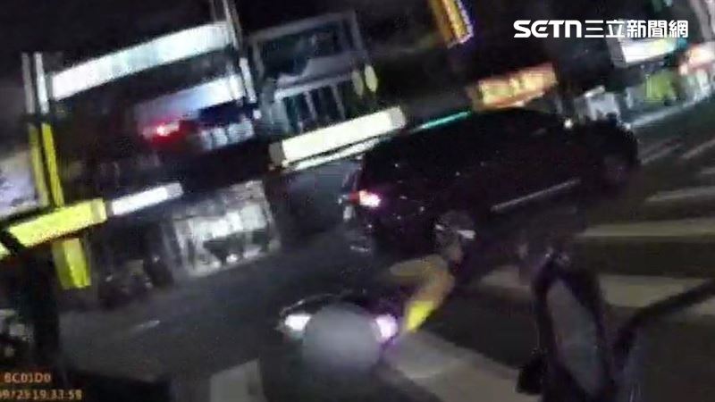騎士拒檢自摔落網 心虛手抖竟揹8條通緝