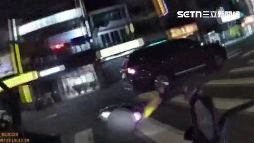 騎士拒檢自摔落網　心虛手抖竟揹8條通緝