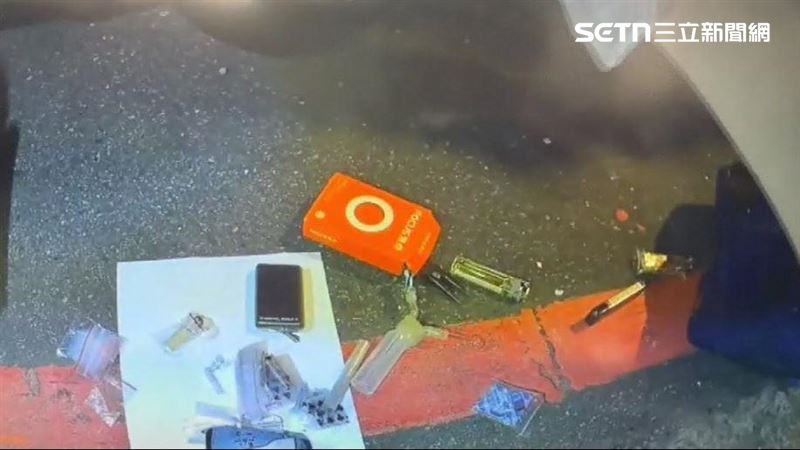 警方一查身分,發現他竟然背負8條通緝案,還在隨身包內查獲大量毒品,唾液快篩呈現陽性反應