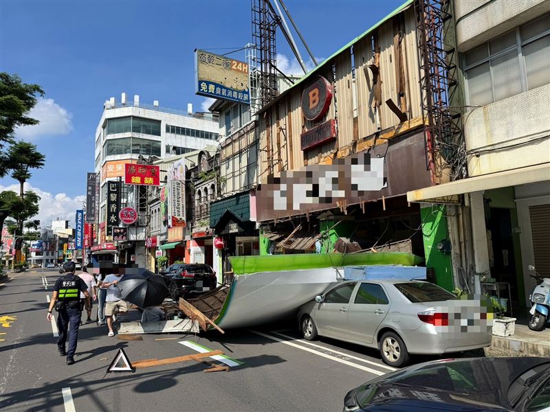 當地里長表示,原本業者已經準備在連假過後拆除,沒想到招牌還是掉下來。(圖/翻攝畫面)