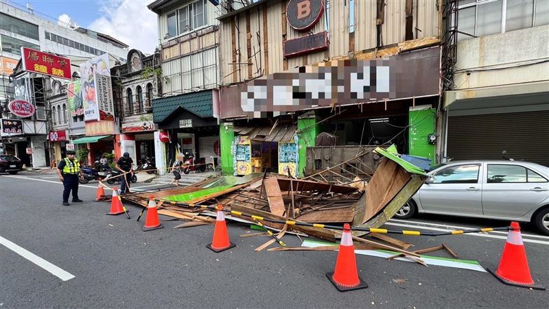 屏東市逢甲路老舊木質招牌突自高空墜落,砸傷騎車經過的50多歲女騎士並波及停放車輛。(圖/翻攝畫面)