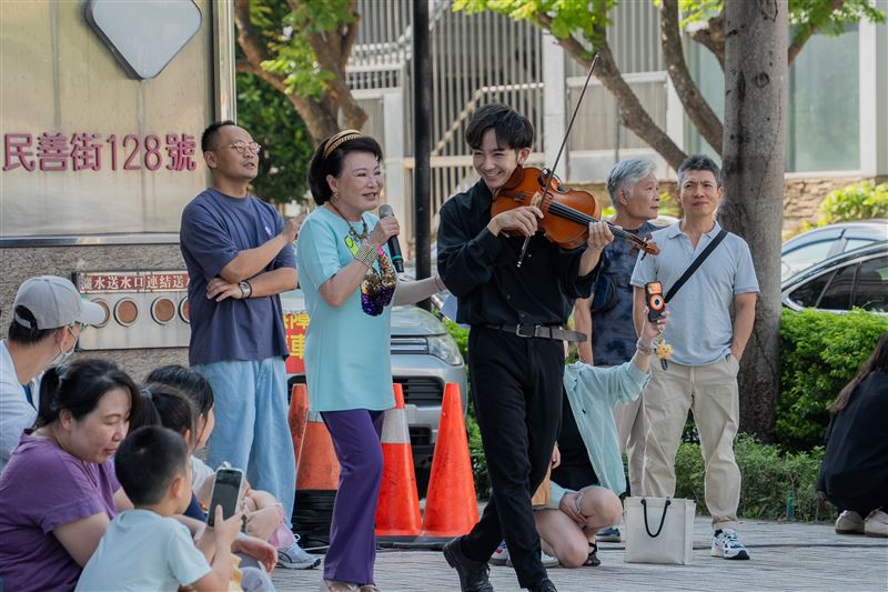 張琴（左）與離譜樂團提琴手一同介紹曲目。（圖／美福食集提供）