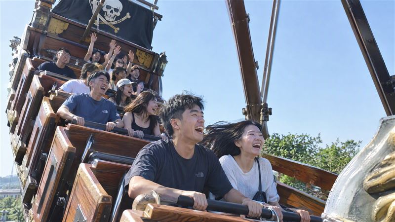 男性搭海盜船俯衝時,若感覺鼠蹊部搔癢,有時與提睪肌反射有關;若剛做完結紮等手術,建議先避免搭乘。(示意圖/AI製圖)