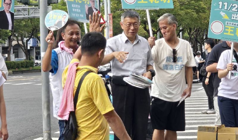 柯文哲赴宜蘭 為民眾黨參選人輔選民眾黨創黨主席柯文哲(後中)26日前往宜蘭,為民眾黨地方公職參選人輔選造勢,拉抬選情。(圖/中央社)