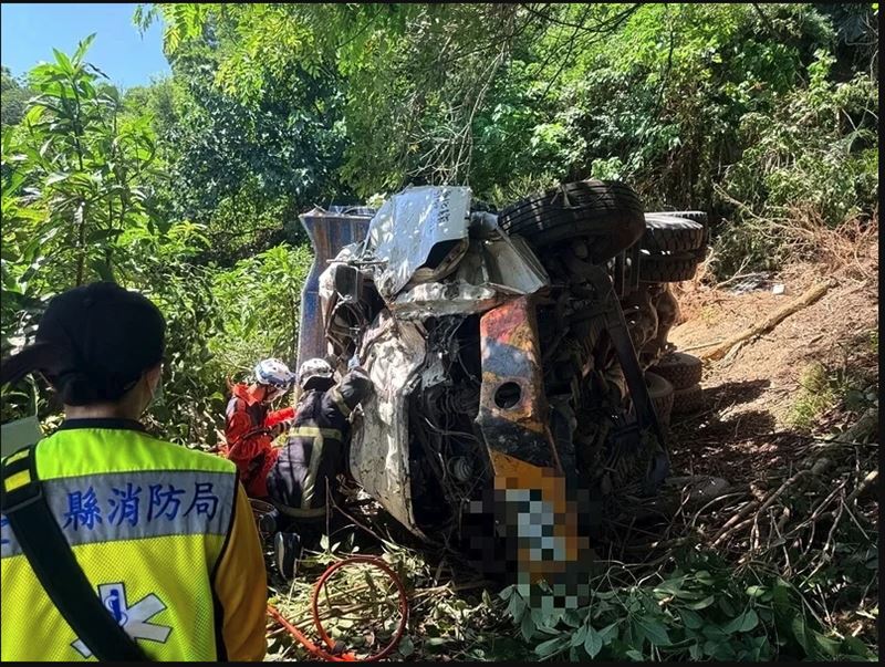 警消在扭曲的車體內救出司機,但他已明顯死亡。(圖/翻攝畫面)