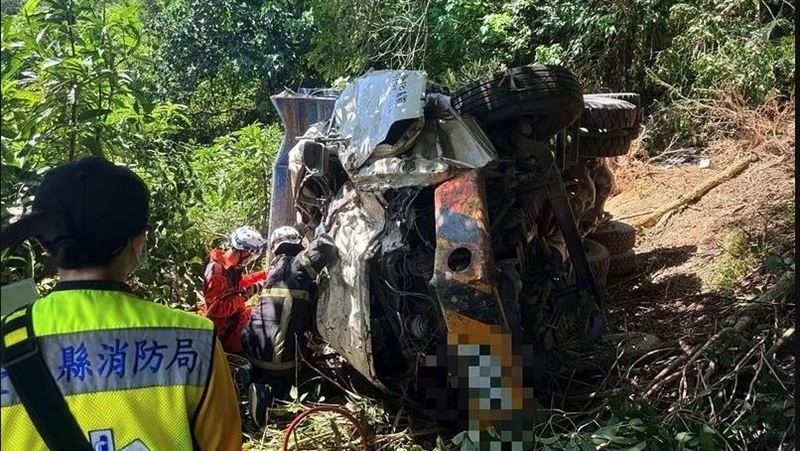 砂石車翻落金針山深谷!司機救出慘死
