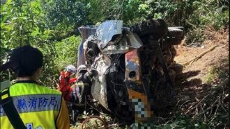 砂石車翻落金針山深谷！司機救出慘死