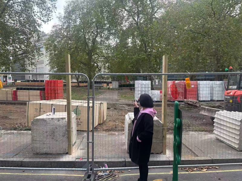 小S難得前往英國倫敦，想看大S紀念長椅卻意外撲空。（圖／翻攝自IG @elephantdee）