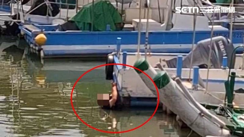 高雄林園區中芸碼頭22日中午12時許傳出陣陣呼救聲,男子墜海緊抓船身邊緣替自己爭一口氣。(圖/翻攝畫面)