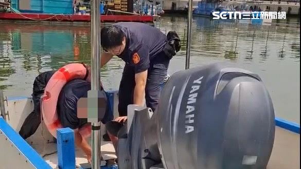 據悉,陳男當時準備替自己的漁船加油,疑似因碼頭邊海浪較大、船身晃動,不慎失足落海。(圖/翻攝畫面)