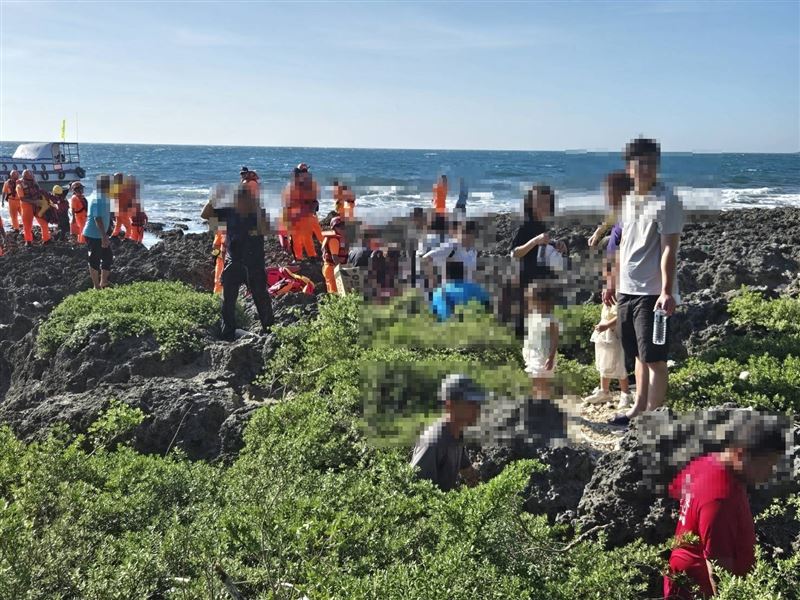 受困民眾在海巡人員指引下脫困。（圖／翻攝畫面）