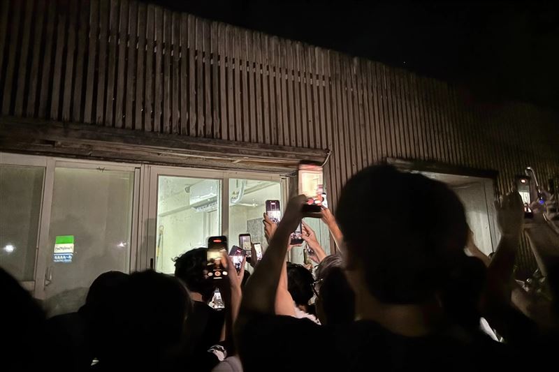 台大一名男學生在浴室大便被抓包,驚動舍監、警察,引起同學圍觀搶拍。(圖/翻攝自Threads@mickfu0819)