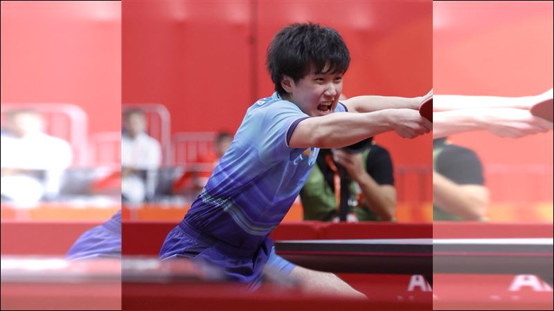 世界排名第4的日本王牌選手張本智和意外爆冷敗給世界排名第344位的伊朗好手阿拉米揚(Noshad Alamian)。(圖/翻攝自X平台 @tvtokyo_tt)
