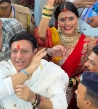 Govinda近期被拍到和女演員Rani Swarnkar一同前往Lalbaugcha Raja參拜。(圖/翻攝自The Indian Express)