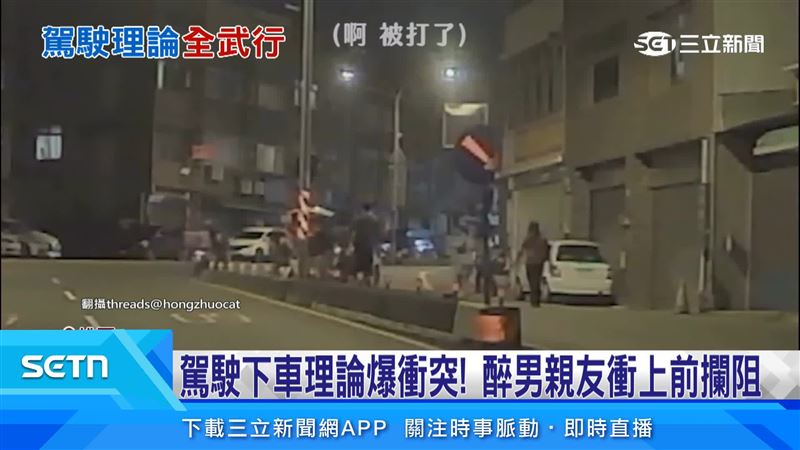 男子夜間赤裸上身突然衝到馬路中央,先撞上一輛車的後照鏡,接著竟大搖大擺繼續站在路中央。(圖/翻攝自Threads @hongzhuocat)