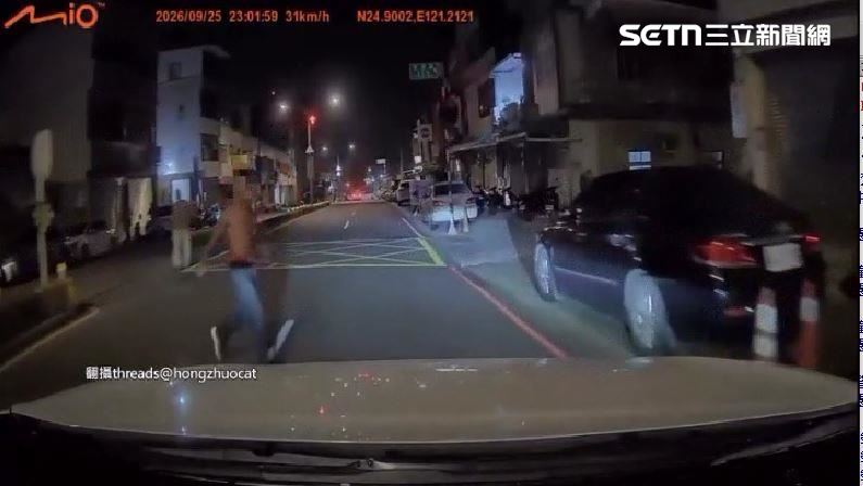 中秋烤肉喝茫!醉漢「衝路中攔車」遭圍毆