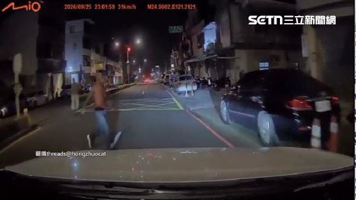 中秋烤肉喝茫！醉漢「衝路中攔車」遭圍毆