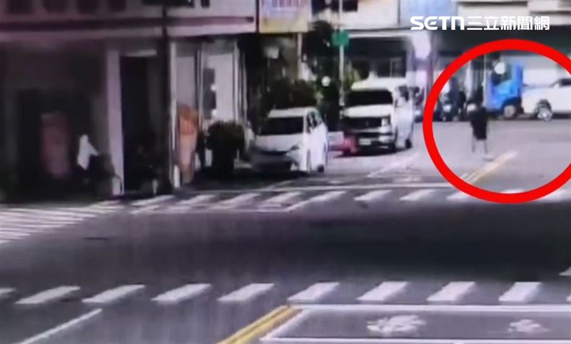 蔣姓男子無業又是吸毒人口,父親在醫院照顧病妻,家裡沈重負擔不言而喻。(圖/翻攝畫面)