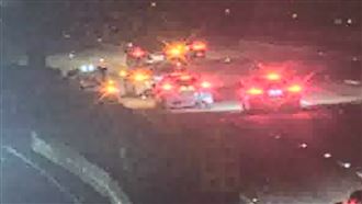 國道凌晨事故！2車碰撞翻覆…2人一度受困