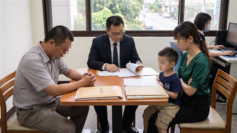 男子9年婚姻告吹,育有1名小孩,因親友一句孩子跟生父「長相不相似」起疑,經親子鑑定,發現跟兒子無血緣關係。(示意圖/AI製圖)