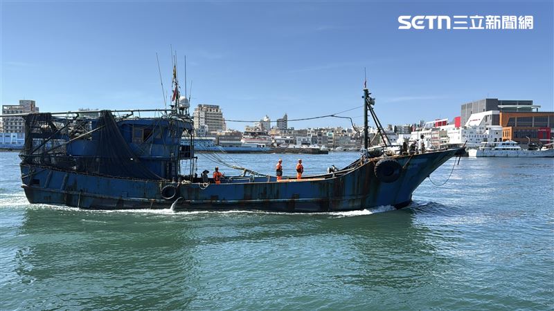 澎湖目斗嶼海域,昨天(26日)上午有中國籍漁船越界捕魚,被海巡扣押回港。(圖/翻攝畫面)