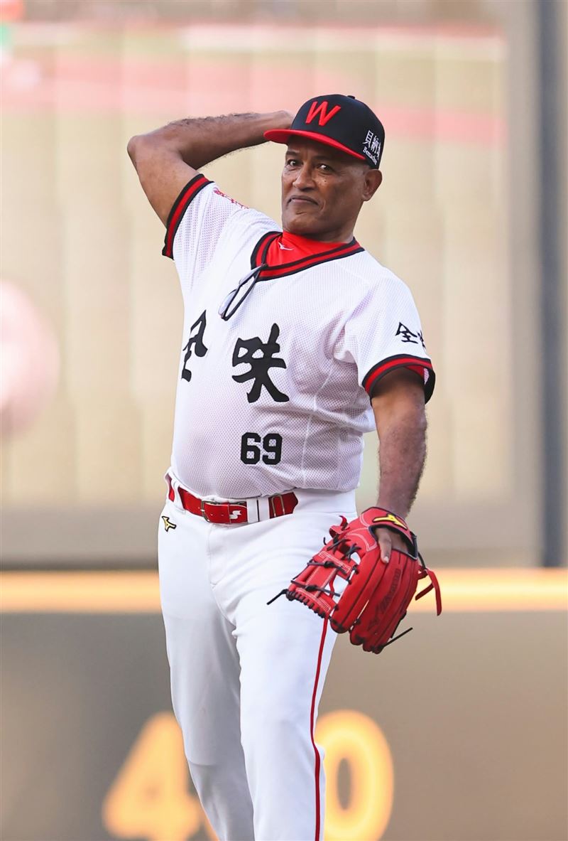 味全龍傳奇大帝士重返天母開球(圖/記者林昱孜攝影)