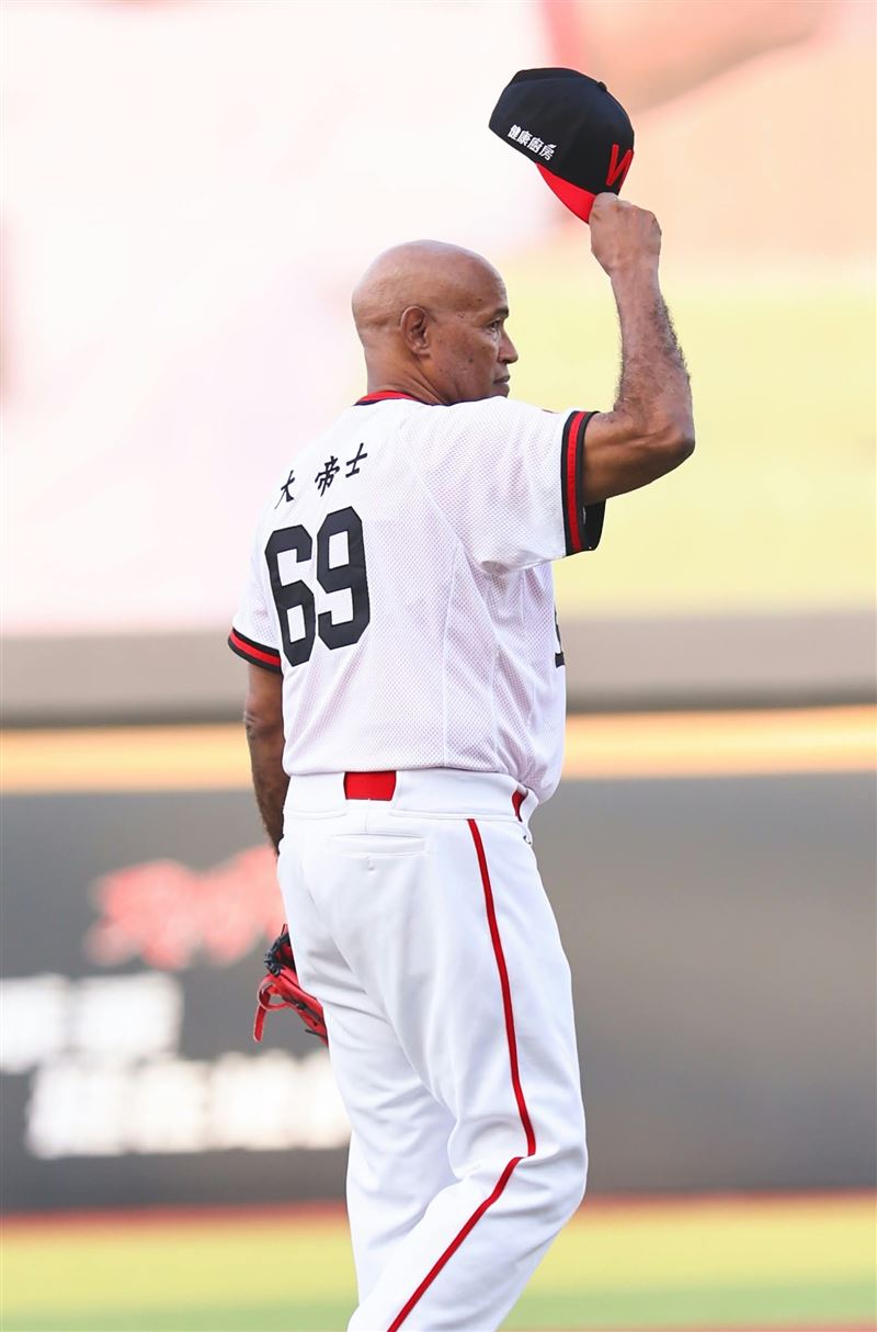 味全龍傳奇大帝士重返天母開球(圖/記者林昱孜攝影)