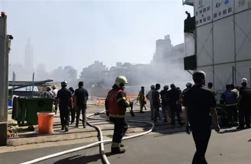起火點位於地下3樓,消防人員灌救近8小時火勢才獲控制。(圖/翻攝畫面)