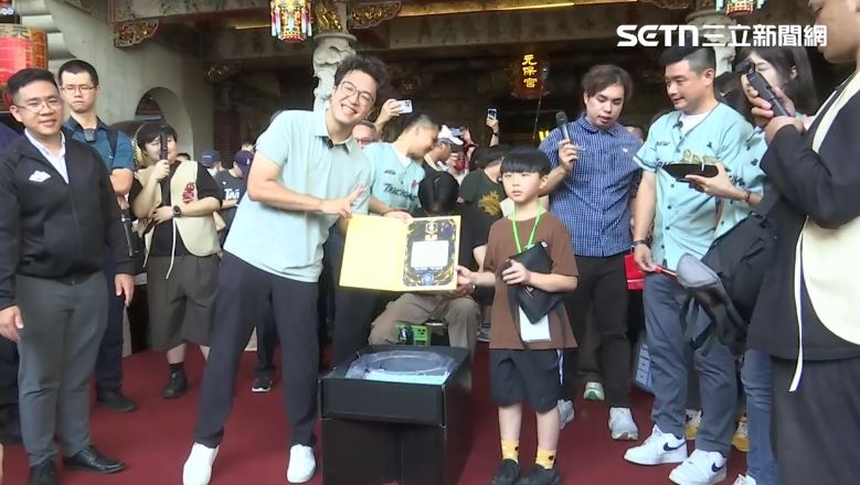 沈伯洋出席台中臺灣尚勇盃陀螺比賽(圖/翻攝畫面)