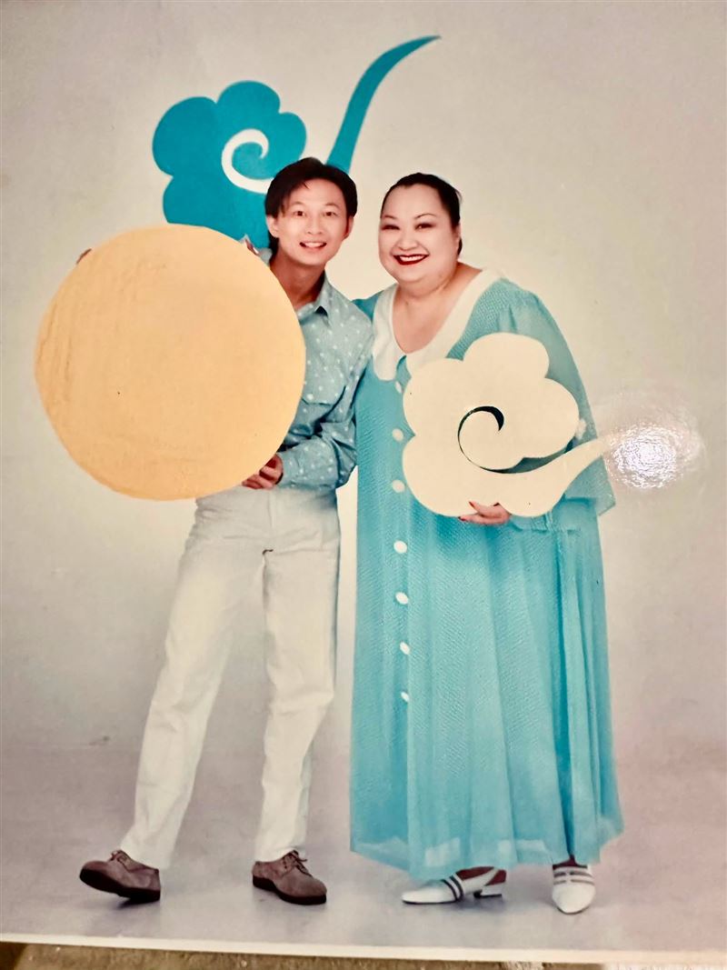 吳建恆(左)追悼鄒美儀。(圖/翻攝自吳建恆臉書)