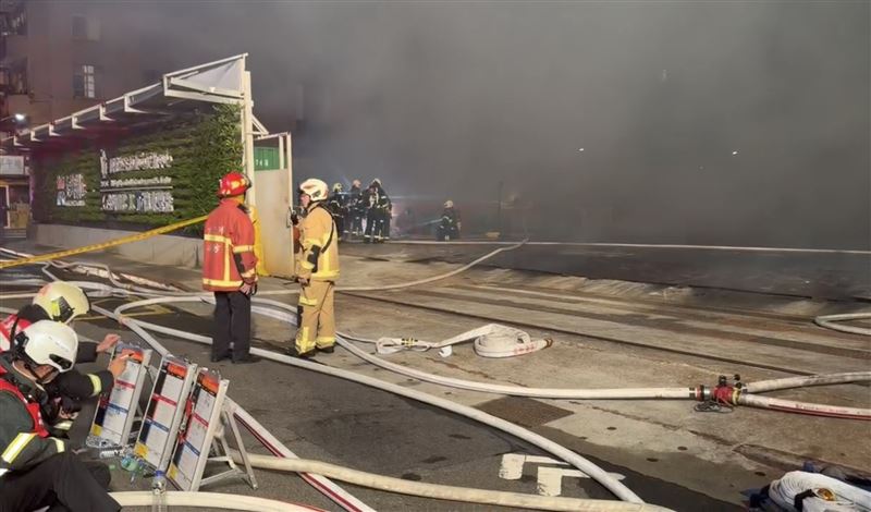 台北市大安區樂業街的國家住都中心建案工地昨(26日)驚傳火警。(圖/翻攝畫面)
