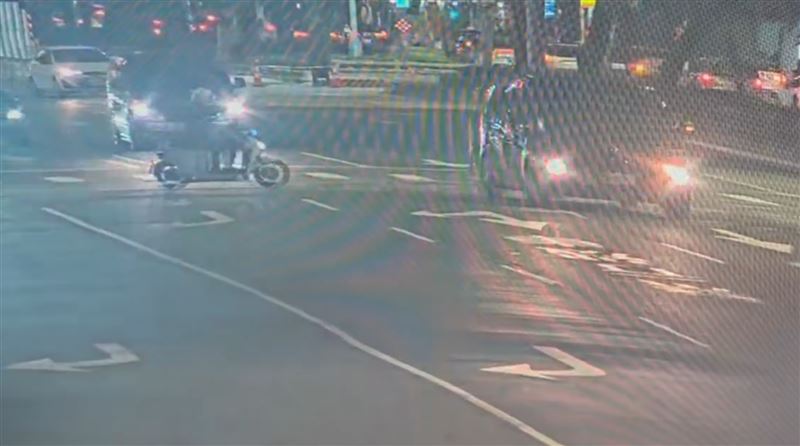 林男不滿被司機勸告酌收嘔吐費,竟從後座徒手抓傷司機的臉。(圖/翻攝畫面)