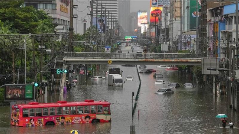 泰國曼谷暴雨成災！50區進入災害狀態　逾8.4萬人受影響