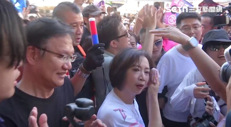台中何欣純 x 台北沈伯洋 台中文化走讀,審計新村塞滿支持者(圖/翻攝畫面)