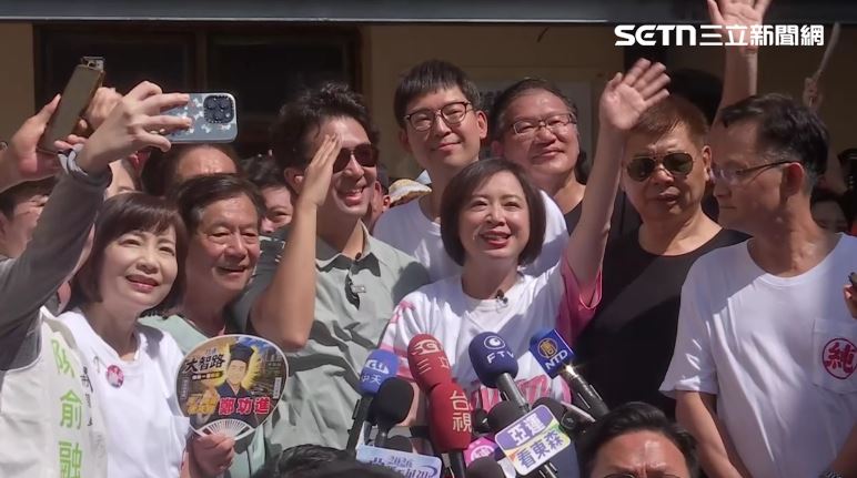 台中何欣純 x 台北沈伯洋 台中文化走讀,審計新村塞滿支持者(圖/翻攝畫面)