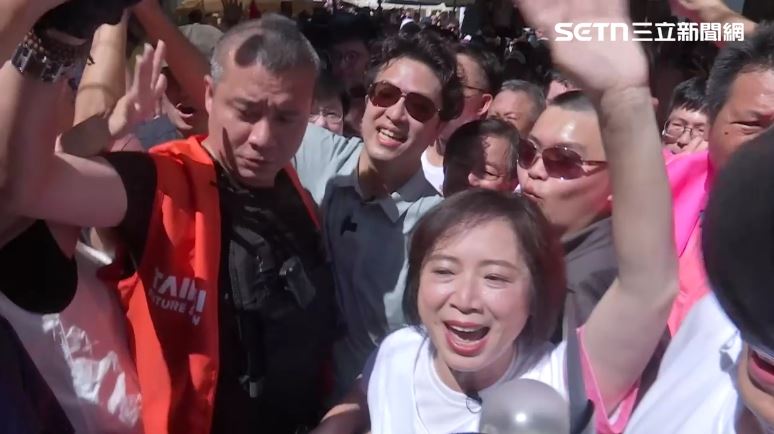 台中何欣純 x 台北沈伯洋 台中文化走讀,審計新村塞滿支持者(圖/翻攝畫面)