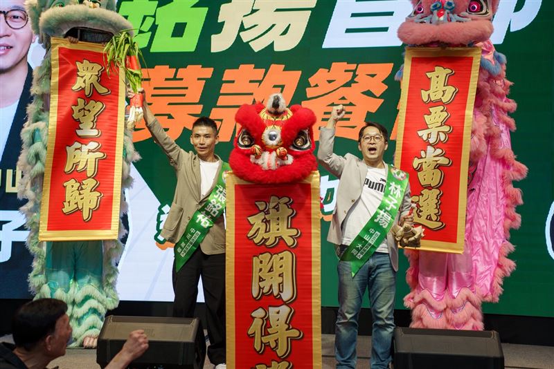 余天驚喜獻唱〈榕樹下〉! 張銘祐、林子揚募款餐會 王義川站台力挺