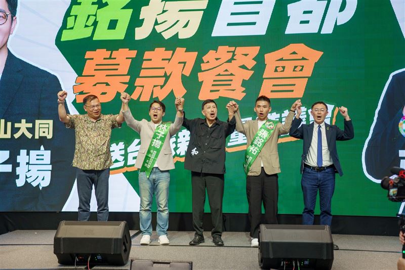 余天驚喜獻唱〈榕樹下〉! 張銘祐、林子揚募款餐會 王義川站台力挺