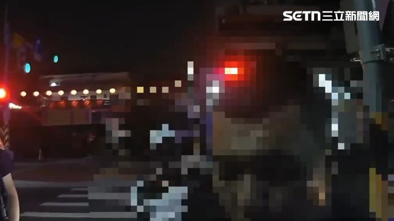 丁男駕駛自小客車自撞分隔島,唾液快篩呈安非他命及苯二氮類陽性反應,全案依公共危險罪及毒品危害防制條例,移送新北地檢署偵辦。(圖/翻攝畫面)