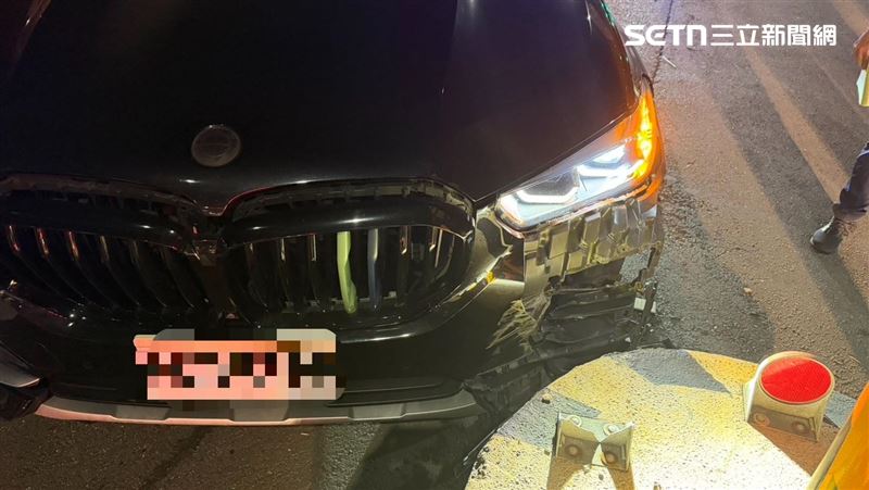 丁男駕駛自小客車自撞分隔島,唾液快篩呈安非他命及苯二氮類陽性反應,全案依公共危險罪及毒品危害防制條例,移送新北地檢署偵辦。(圖/翻攝畫面)