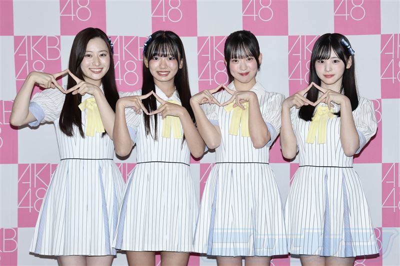 長谷川百々花(左)睽違約5年重新通過徵選回到AKB48。(圖/翻攝自X平台 @nikkan_48G)