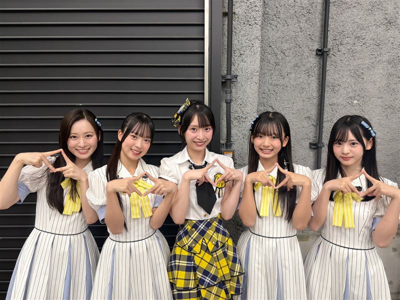 長谷川百々花(左)睽違約5年重新通過徵選回到AKB48。(圖/翻攝自X平台 @nikkan_48G)