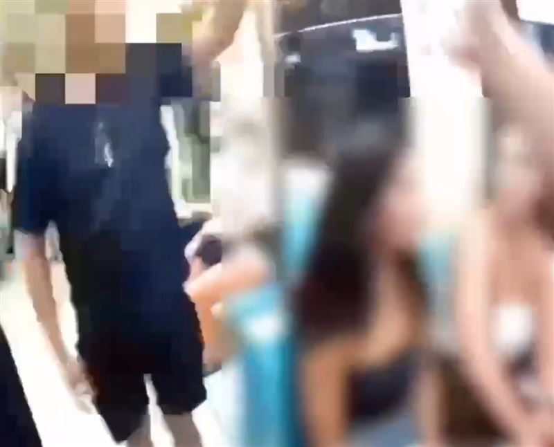 北捷中山站昨(26日)晚間一名高姓男子和宏都拉斯籍男子於車廂內爆發口角、肢體糾紛。(圖/翻攝畫面)