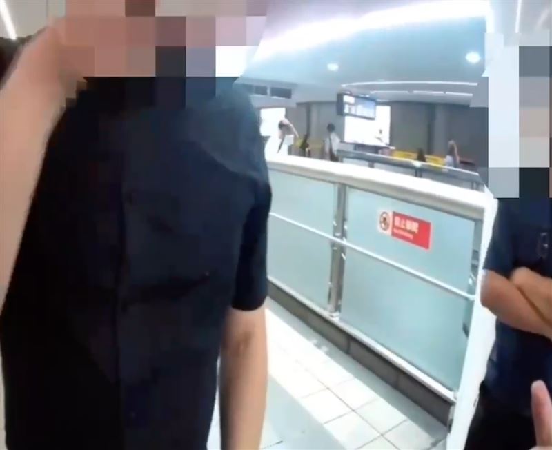 宏都拉斯籍旅客因說話太大聲遭制止,捷警會同保全人員上車處理。(圖/翻攝畫面)